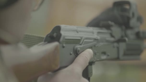 Tireur de fusil pendant le tir. Gros plan — Video