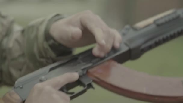 Tiratore di fucili durante le riprese. Primo piano — Video Stock