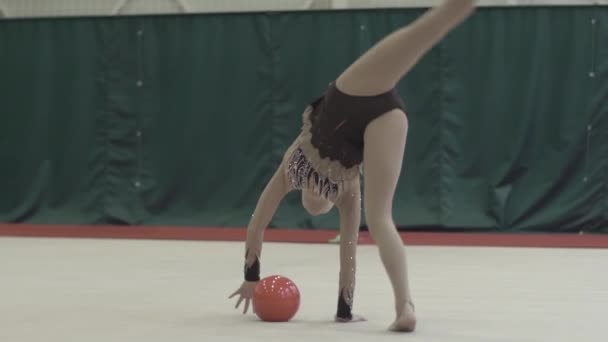 Chica gimnasta con pelota durante la competición. En cámara lenta. Kiev. Ucrania . — Vídeos de Stock
