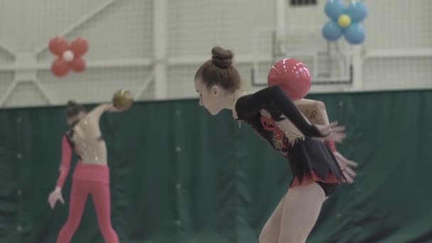 Κορίτσι γυμνάστρια με μπάλα κατά τη διάρκεια του διαγωνισμού. Αργή κίνηση. Κίεβο. Ουκρανία. — Αρχείο Βίντεο