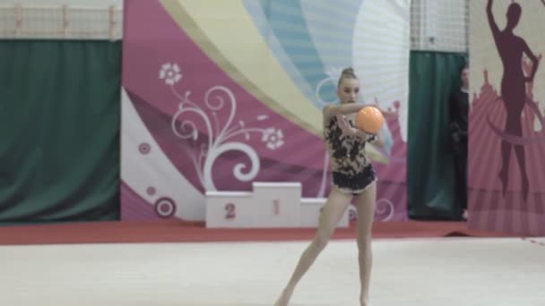 Yarışma sırasında kız jimnastikçi. Ağır çekim. Kyiv. Ukrayna. — Stok video