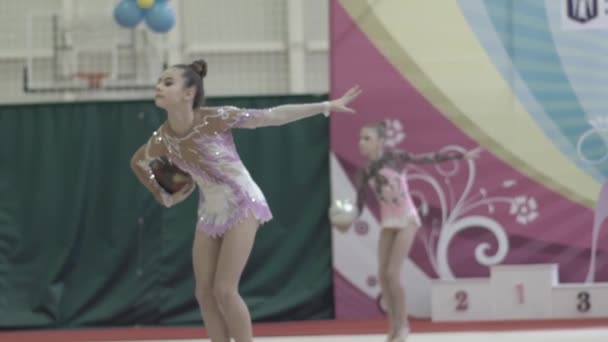 Gymnaste fille avec ballon pendant la compétition. Au ralenti. Kiev. Ukraine . — Video