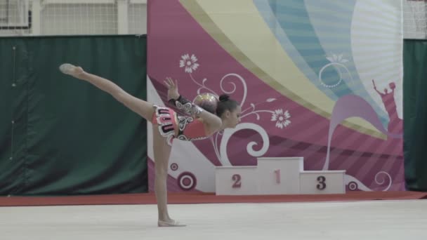 女子体操运动员在比赛中带着球. 慢动作 Kyiv 。 乌克兰. — 图库视频影像