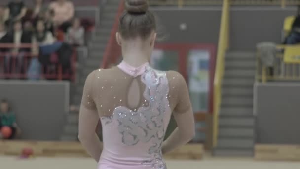 Pige gymnast med bold under konkurrencen. Langsom bevægelse. Kiev. Ukraine . – Stock-video