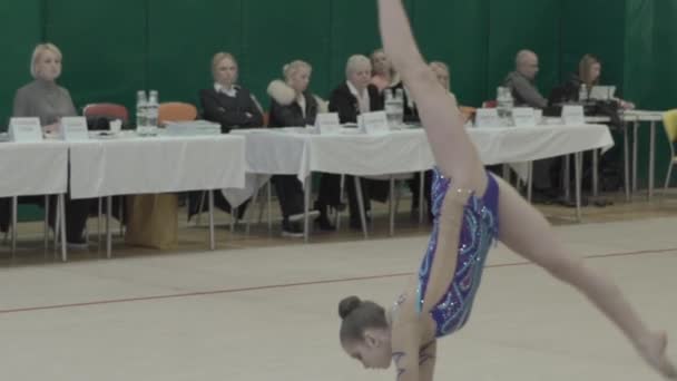 Dívka gymnastka s míčem během soutěže. Zpomal. Kyjev. Ukrajina. — Stock video