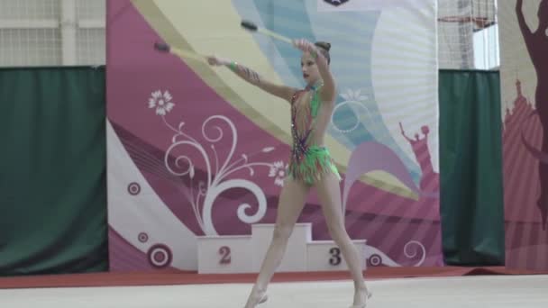 Chica gimnasta con clubes durante la competición. En cámara lenta. Kiev. Ucrania . — Vídeos de Stock