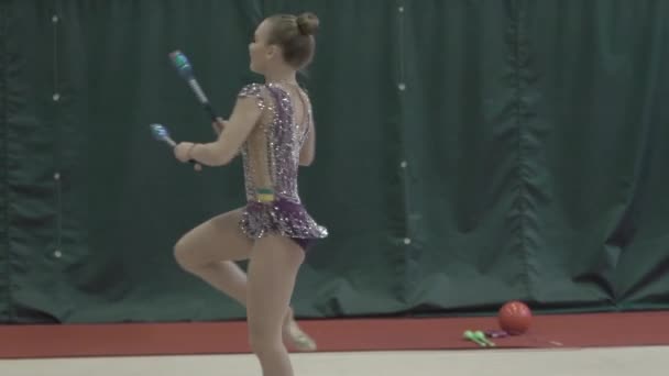 Lány torna klubokkal a verseny alatt. Lassú mozgás. Kijevben. Ukrajna. — Stock videók