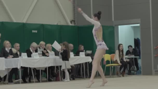 Dívka gymnastka s kluby během soutěže. Zpomal. Kyjev. Ukrajina. — Stock video
