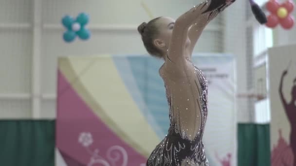 Chica gimnasta con clubes durante la competición. En cámara lenta. Kiev. Ucrania . — Vídeos de Stock