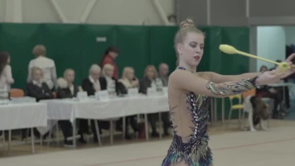 Dívka gymnastka s kluby během soutěže. Zpomal. Kyjev. Ukrajina. — Stock video