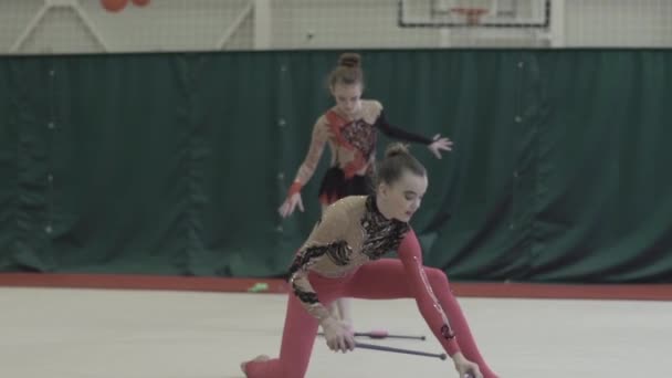 Dívka gymnastka s kluby během soutěže. Zpomal. Kyjev. Ukrajina. — Stock video