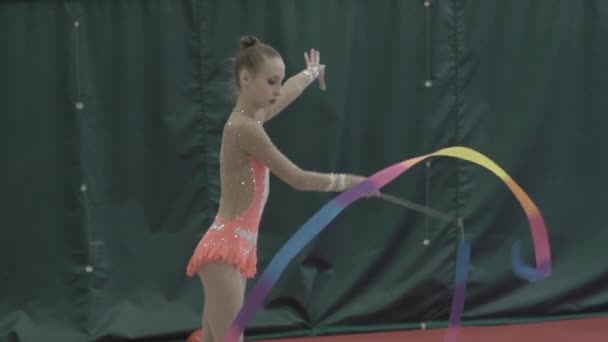 Yarışma sırasında kurdeleli kız jimnastikçi. Ağır çekim. Kyiv. Ukrayna. — Stok video