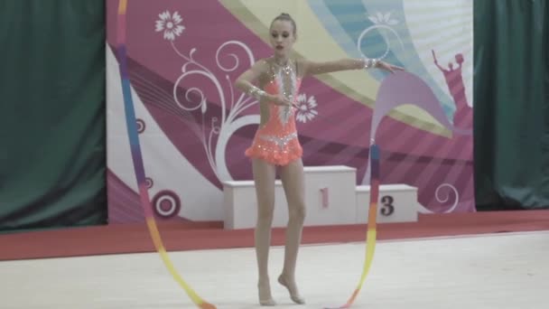 女子体操选手在比赛中佩戴缎带. 慢动作 Kyiv 。 乌克兰. — 图库视频影像