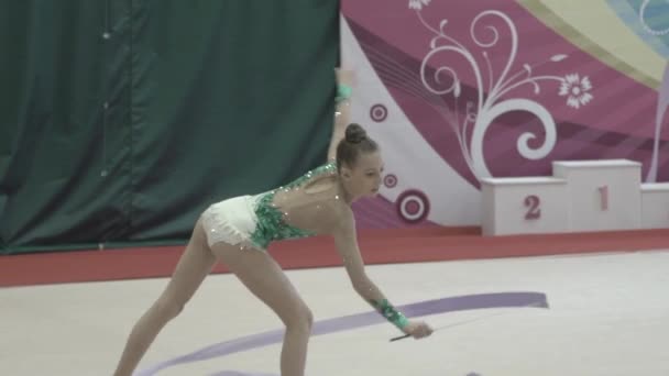 Yarışma sırasında kurdeleli kız jimnastikçi. Ağır çekim. Kyiv. Ukrayna. — Stok video