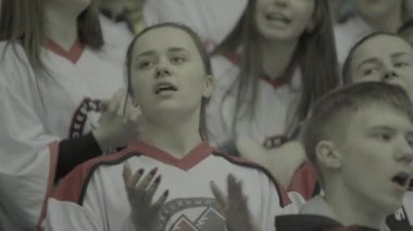 Hokey maçındaki taraftarlar. Buz arenasında insanlar var. Kyiv. Ukrayna