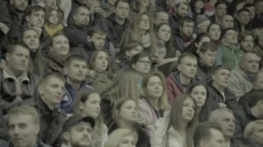 Hokey maçındaki taraftarlar. Buz arenasında insanlar var. Kyiv. Ukrayna