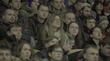 Hokey maçındaki taraftarlar. Buz arenasında insanlar var. Kyiv. Ukrayna