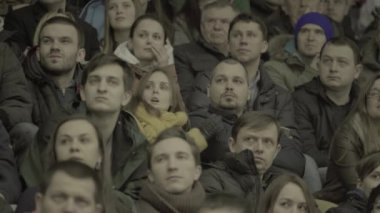 Hokey maçındaki taraftarlar. Buz arenasında insanlar var. Kyiv. Ukrayna