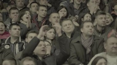 Hokey maçındaki taraftarlar. Buz arenasında insanlar var. Kyiv. Ukrayna