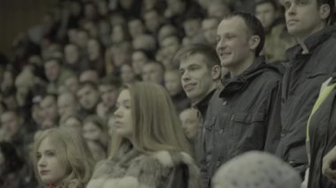 Hokey maçındaki taraftarlar. Buz arenasında insanlar var. Kyiv. Ukrayna