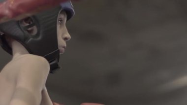 Kik boks. Genç dövüşçü ringin köşesinde. Ağır çekim. Kyiv. Ukrayna