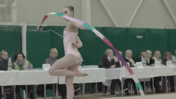 Dívka gymnastka s stuhou během soutěže. Zpomal. Kyjev. Ukrajina. — Stock video