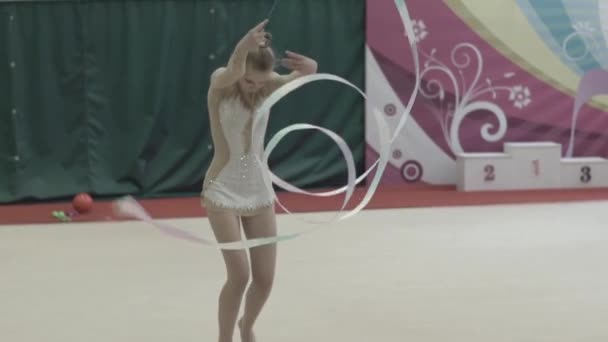 Meisjesturnster met lint tijdens de wedstrijd. Langzame beweging. Kiev. Oekraïne. — Stockvideo