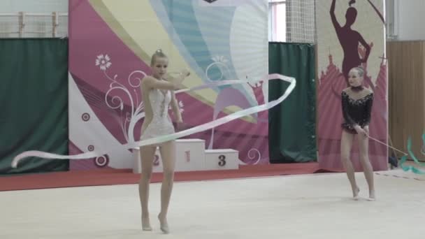 Κορίτσι γυμνάστρια με κορδέλα κατά τη διάρκεια του διαγωνισμού. Αργή κίνηση. Κίεβο. Ουκρανία. — Αρχείο Βίντεο