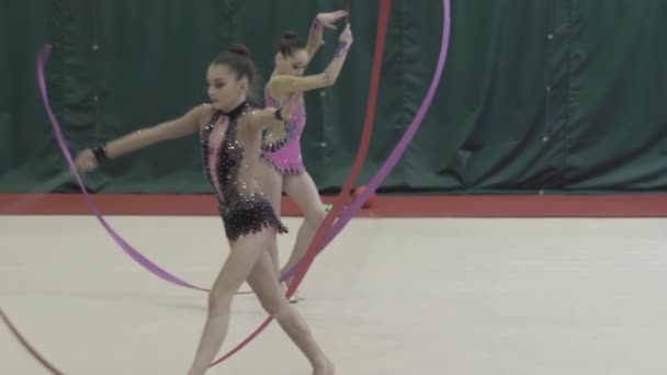 Dívka gymnastka s stuhou během soutěže. Zpomal. Kyjev. Ukrajina. — Stock video