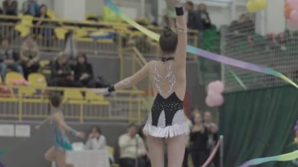 Pige gymnast med bånd under konkurrencen. Langsom bevægelse. Kiev. Ukraine . – Stock-video