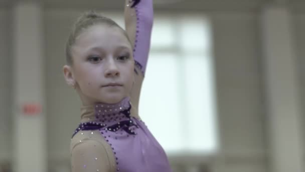 Dívka gymnastka s stuhou během soutěže. Zpomal. Kyjev. Ukrajina.