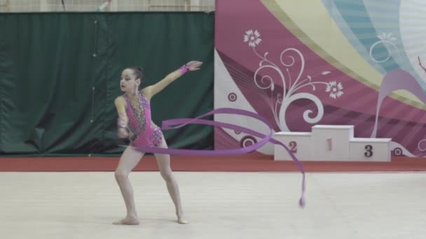 Lány torna szalaggal a verseny alatt. Lassú mozgás. Kijevben. Ukrajna. — Stock videók