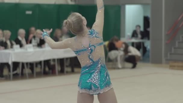 Девушка гимнастка с ленточкой во время соревнований. Медленное движение. Киев. Украина . — стоковое видео