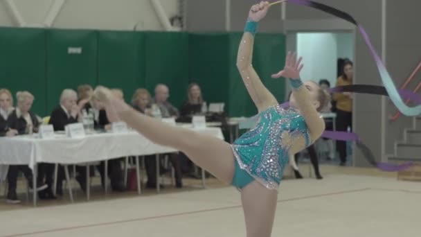 Dívka gymnastka s stuhou během soutěže. Zpomal. Kyjev. Ukrajina. — Stock video