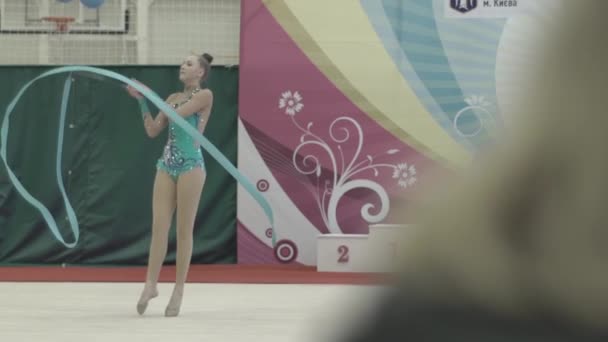 女子体操选手在比赛中佩戴缎带. 慢动作 Kyiv 。 乌克兰. — 图库视频影像