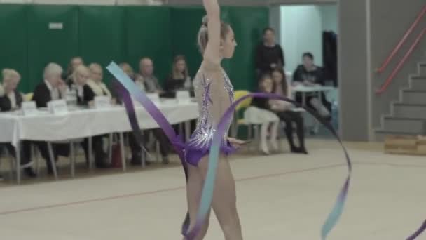 Dívka gymnastka s stuhou během soutěže. Zpomal. Kyjev. Ukrajina. — Stock video