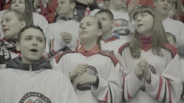 Fãs durante uma partida de hóquei. Pessoas espectadoras na arena de gelo. Kiev. Ucrânia — Vídeo de Stock