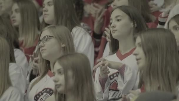 Abanicos durante un partido de hockey. Gente espectadores en la arena de hielo. Kiev. Ucrania — Vídeos de Stock