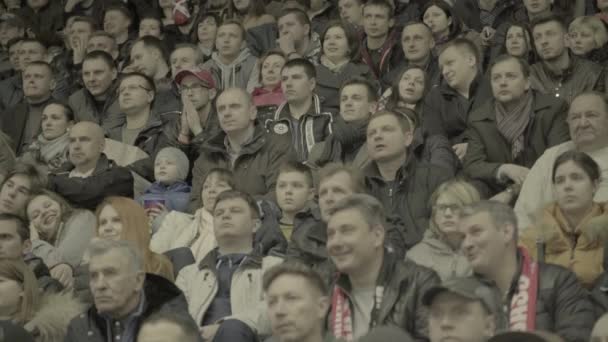 Fans pendant un match de hockey. Des spectateurs sur la patinoire. Kiev. Ukraine — Video