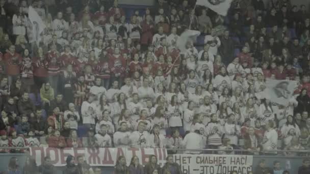 Hokey maçındaki taraftarlar. Buz arenasında insanlar var. Kyiv. Ukrayna — Stok video