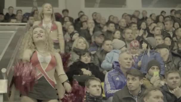 Fanoušci během hokejového zápasu. Na ledové aréně jsou diváci. Kyjev. Ukrajina — Stock video