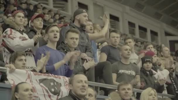 Abanicos durante un partido de hockey. Gente espectadores en la arena de hielo. Kiev. Ucrania — Vídeo de stock