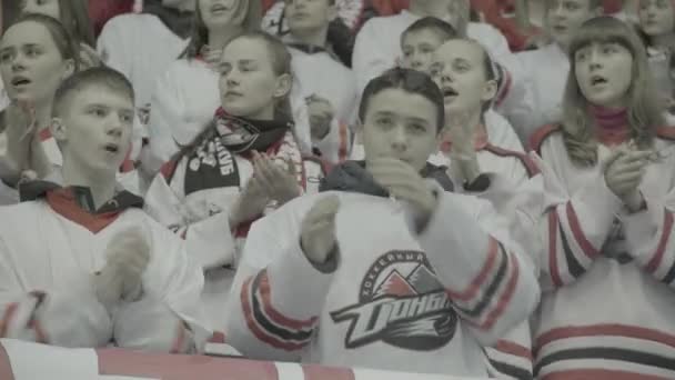 Fãs durante uma partida de hóquei. Pessoas espectadoras na arena de gelo. Kiev. Ucrânia — Vídeo de Stock