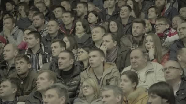 Болельщики во время хоккейного матча. Люди зрители на ледовой арене. Киев. Украина — стоковое видео
