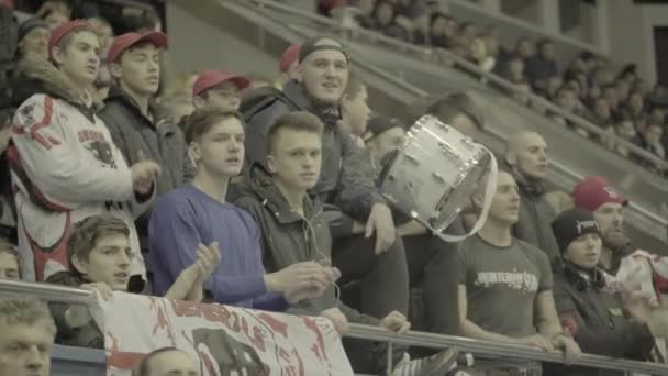 Fans under en hockeymatch. Folk åskådare på isarenan. Kiev. Ukraina — Stockvideo