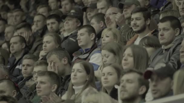 Abanicos durante un partido de hockey. Gente espectadores en la arena de hielo. Kiev. Ucrania — Vídeos de Stock