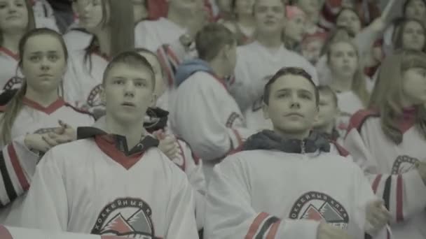 I fan durante una partita di hockey. Gli spettatori sull'arena di ghiaccio. Kiev. Ucraina — Video Stock