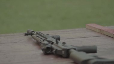 Tüfek atışı. Ağır çekim. Yakın plan..