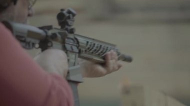 Tüfek atışı. Ağır çekim. Yakın plan..