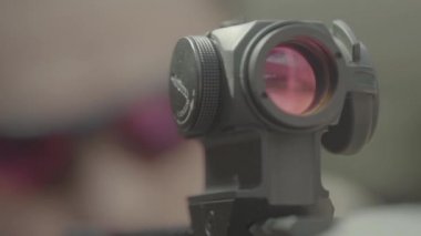 Tüfek atışı. Ağır çekim. Yakın plan..